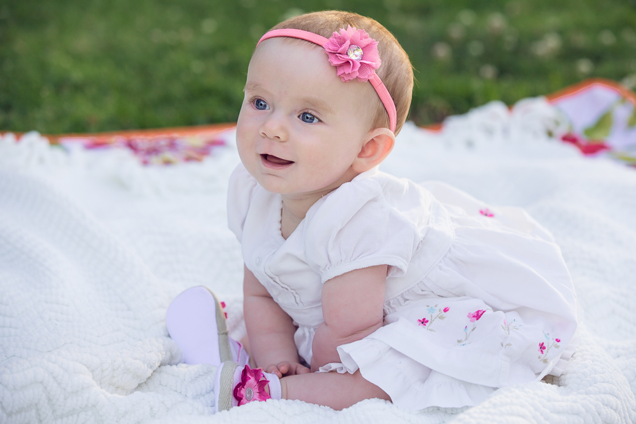 Cute Maya smiles non-stop, baby portraits (7-month-old)