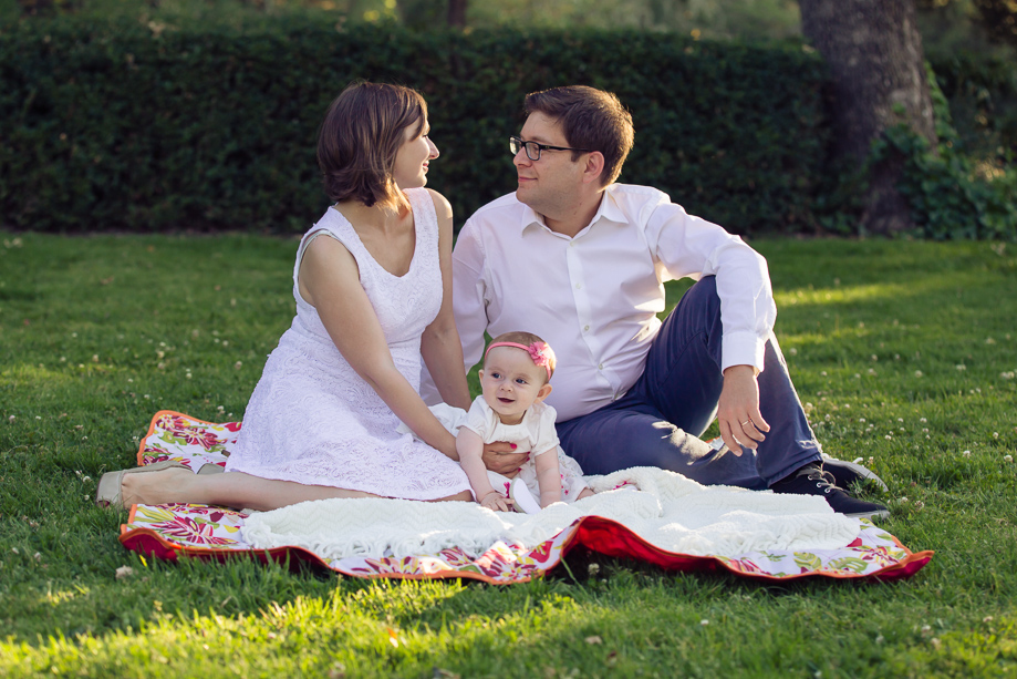 Picnic style family picture - Peninsula portrait photographer