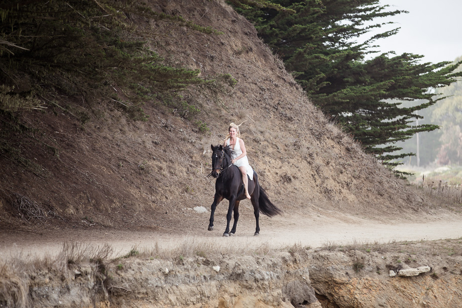 The cool bride riding a horse for her ceremony grand entrance