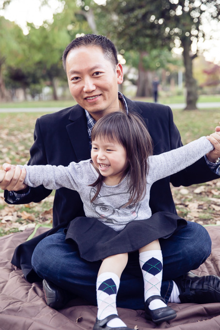 Dad playing with the 3 yr old daughter