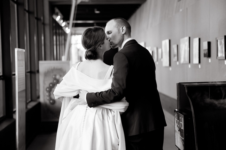 beautiful newlyweds at CuriOdyssey