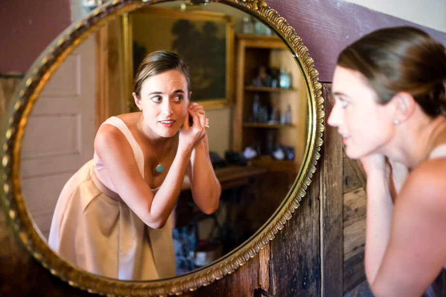bride putting on her jewelery