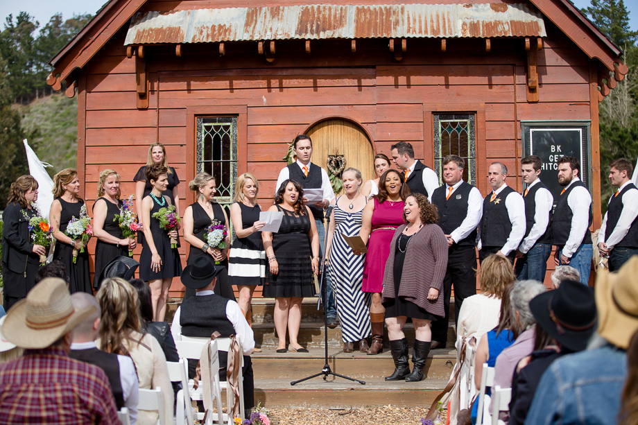 singers sing at the wedding ceremony giving the couple their blessings