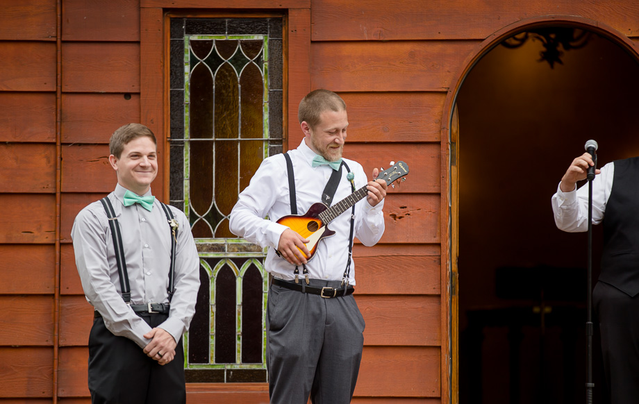 groom playing ukulele for bride to walk down the asile