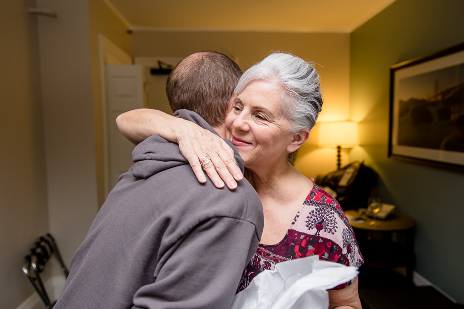 groom hugging his mother