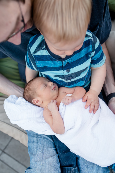 baby with older brother