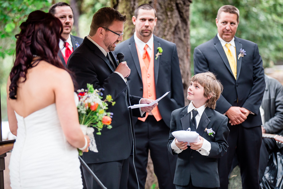 groom giving promises to his son during wedding ceremony