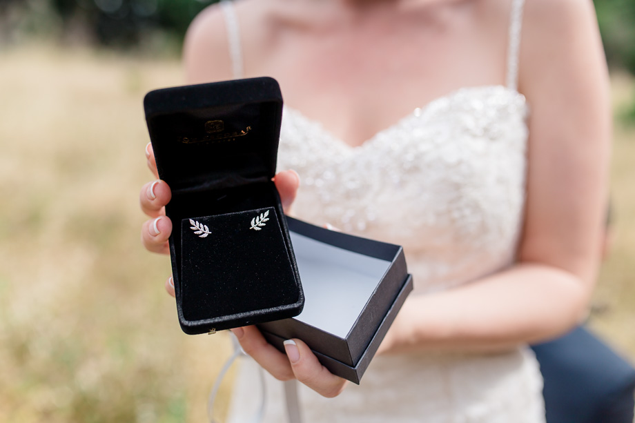 groom gave the bridee a pair of earrings as the wedding gift