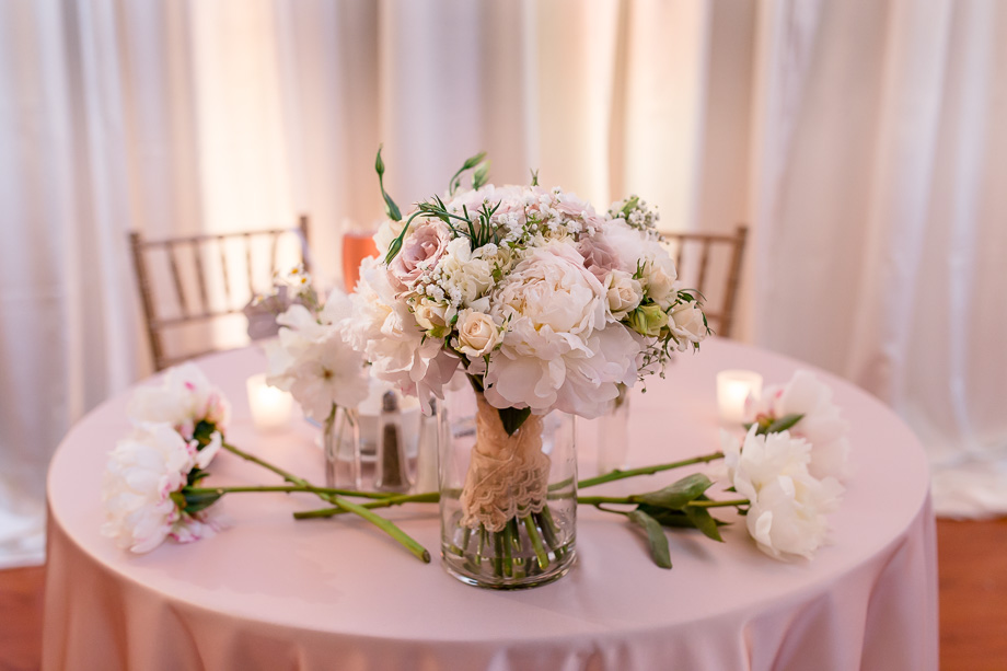 sweetheart table at elliston vineyards