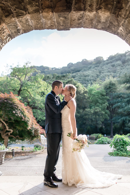 wedding photo outside the Elliston mansion